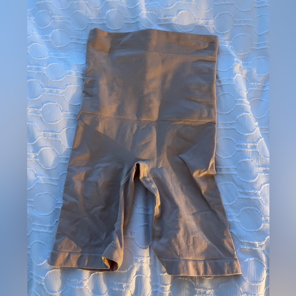 SKIMS core control shorts mid thigh size small